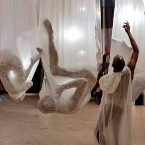 Performance de danse par Tebby Ramasike vernissage