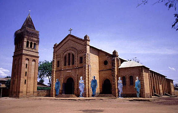 Eglise de Rwamagama, Rwanda, 2004.Les églises étaient des sites priviligiés des massacres class=